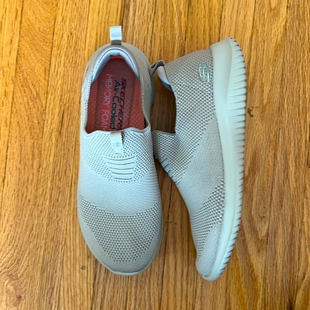 Sketchers air-cooled memory foam slip-on fabric sneakers size 6 tan